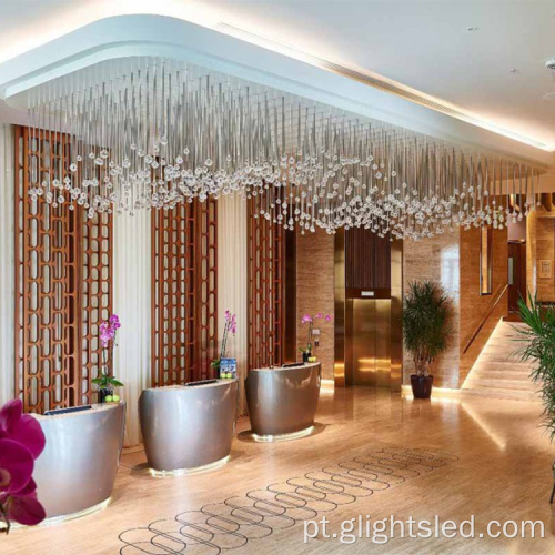 Candelabro de cristal moderno no lobby de hotel